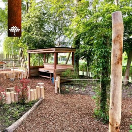 Afgelopen weken hebben we de natuureducatie zone van basisschool de Waterwilg te Nootdorp gerenoveerd. We plaatsten een nieuwe zandbak, hebben wij een buiten speel keuken gemaakt en met robinia/ en kastanje palen is het speelse palen bos uitgebreid en is 